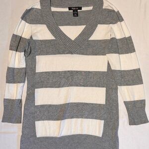 (S) STYLE & CO. THICK WHITE & GRAY STRIPED LONG SLEEVE V-NECK SWEATER